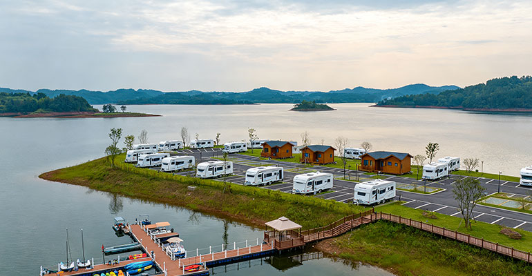 黑龙滩湖畔房车营地预订 房车泊位小木屋 水上运动垂钓